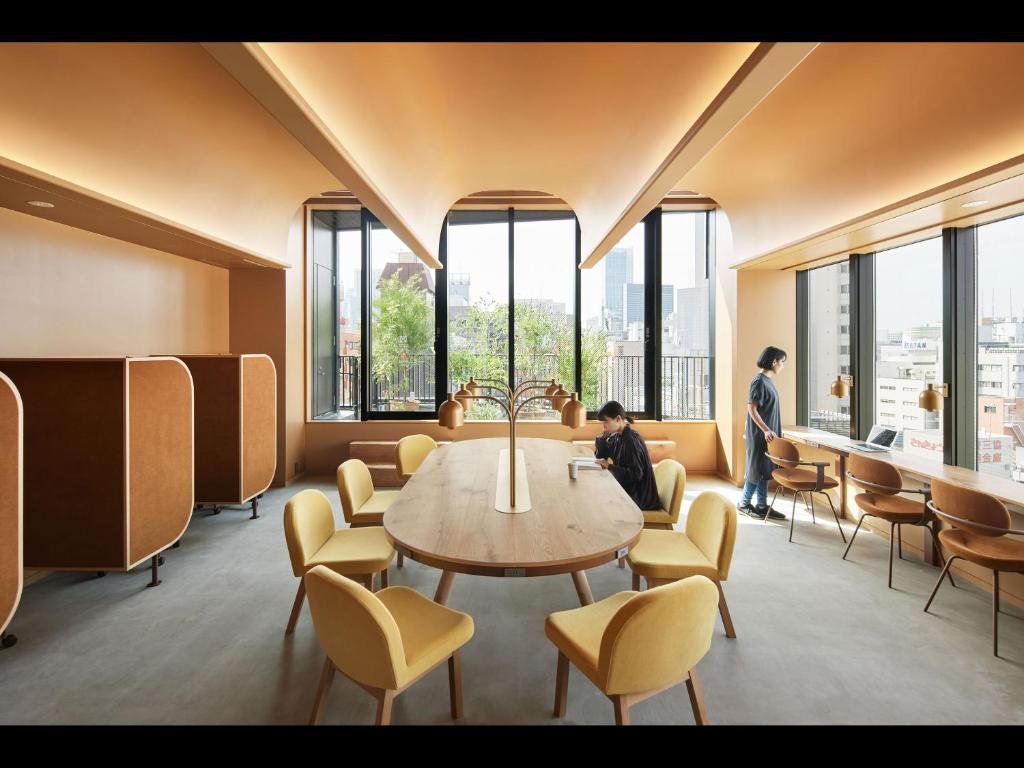Vaulted lounge with a round table at 9h nine hours, Tokyo